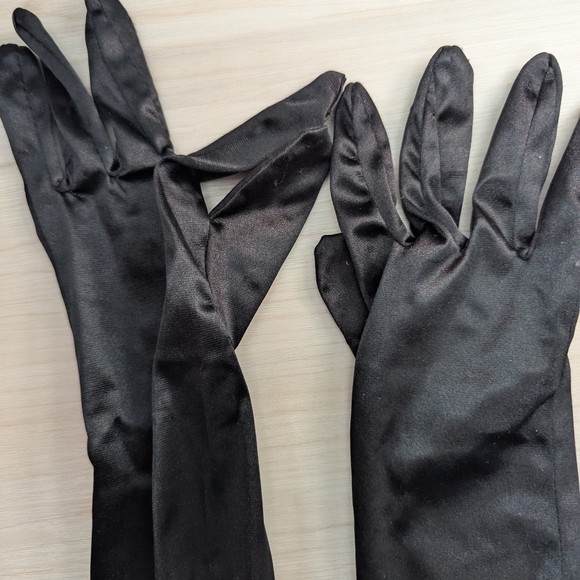 Elegant Black Satin Gloves - Picture 4 of 4